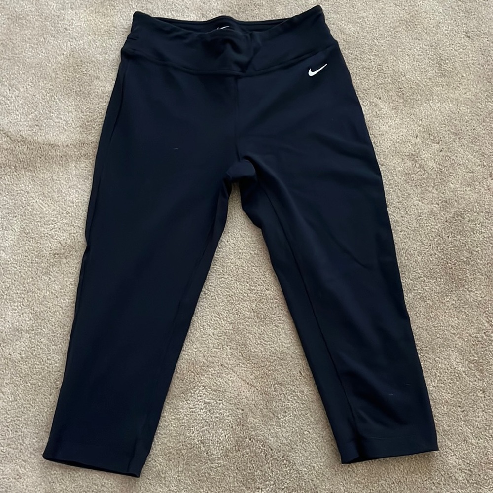 Nike women’s black dri-fit capri pants size M. 87% nylon and 13% spandex